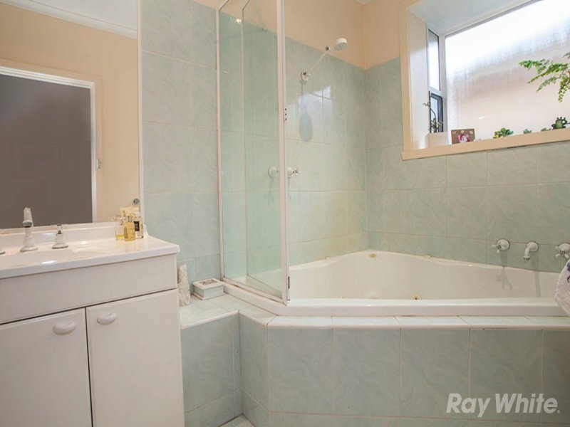 16 Mayfield Drive, Mount Waverley image 4