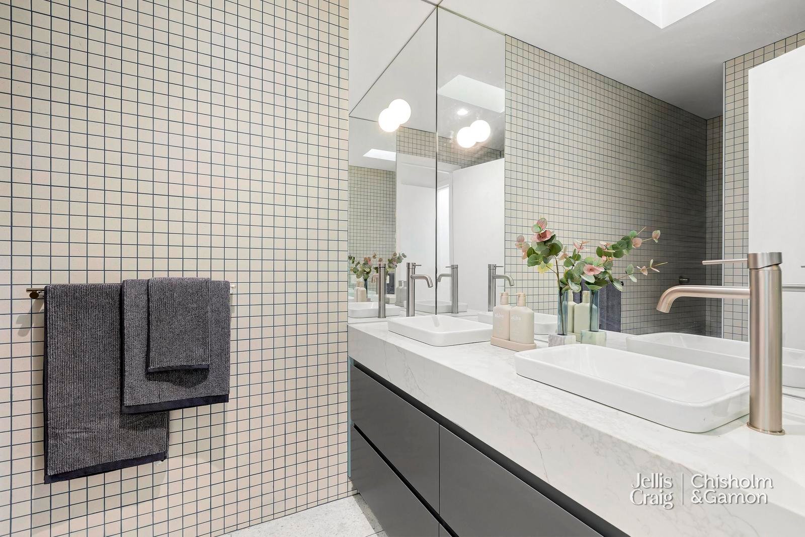 16 Moore Street, Elwood image 9