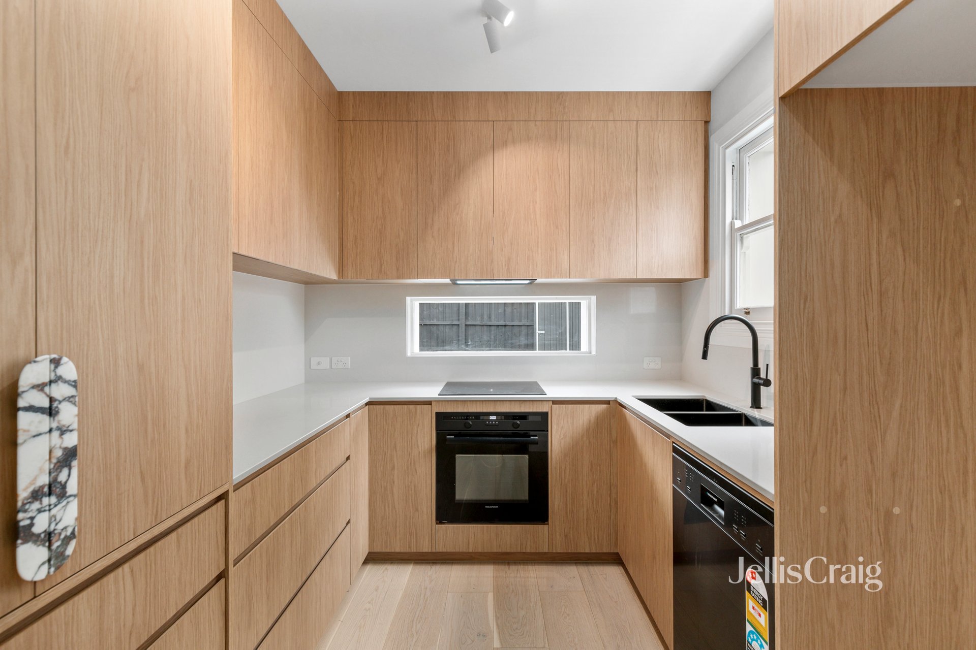 16 Mt Pleasant Grove, Armadale image 3