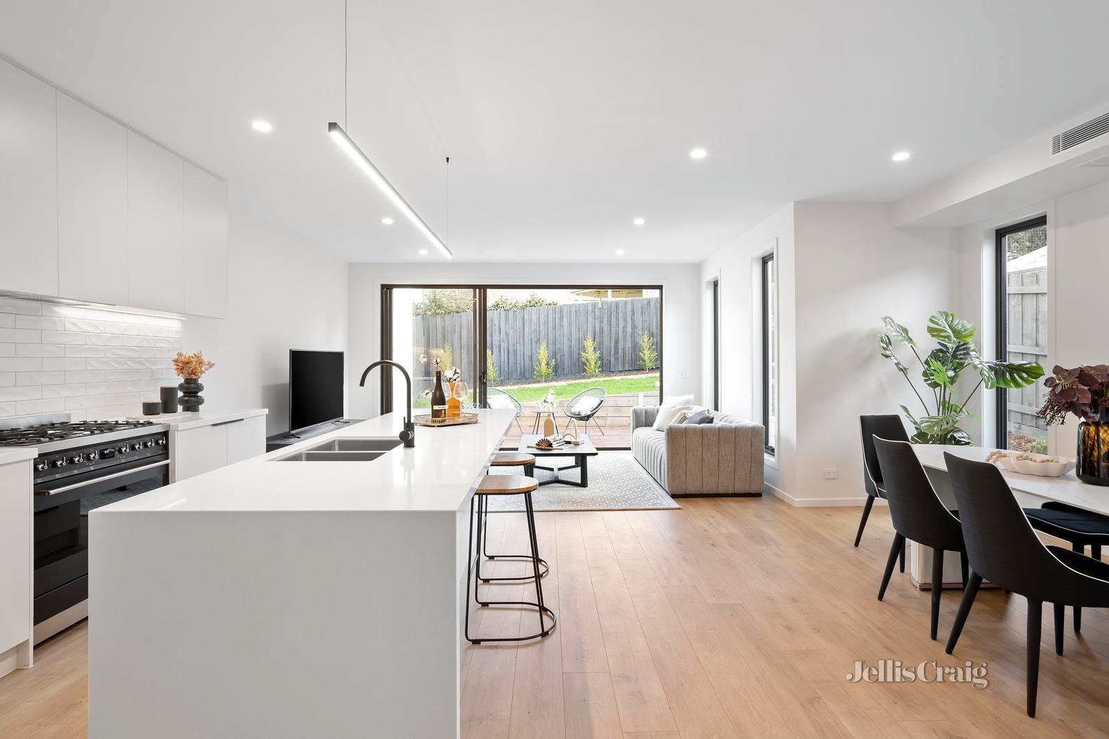 16 Pentlowe Avenue, Templestowe Lower image 2