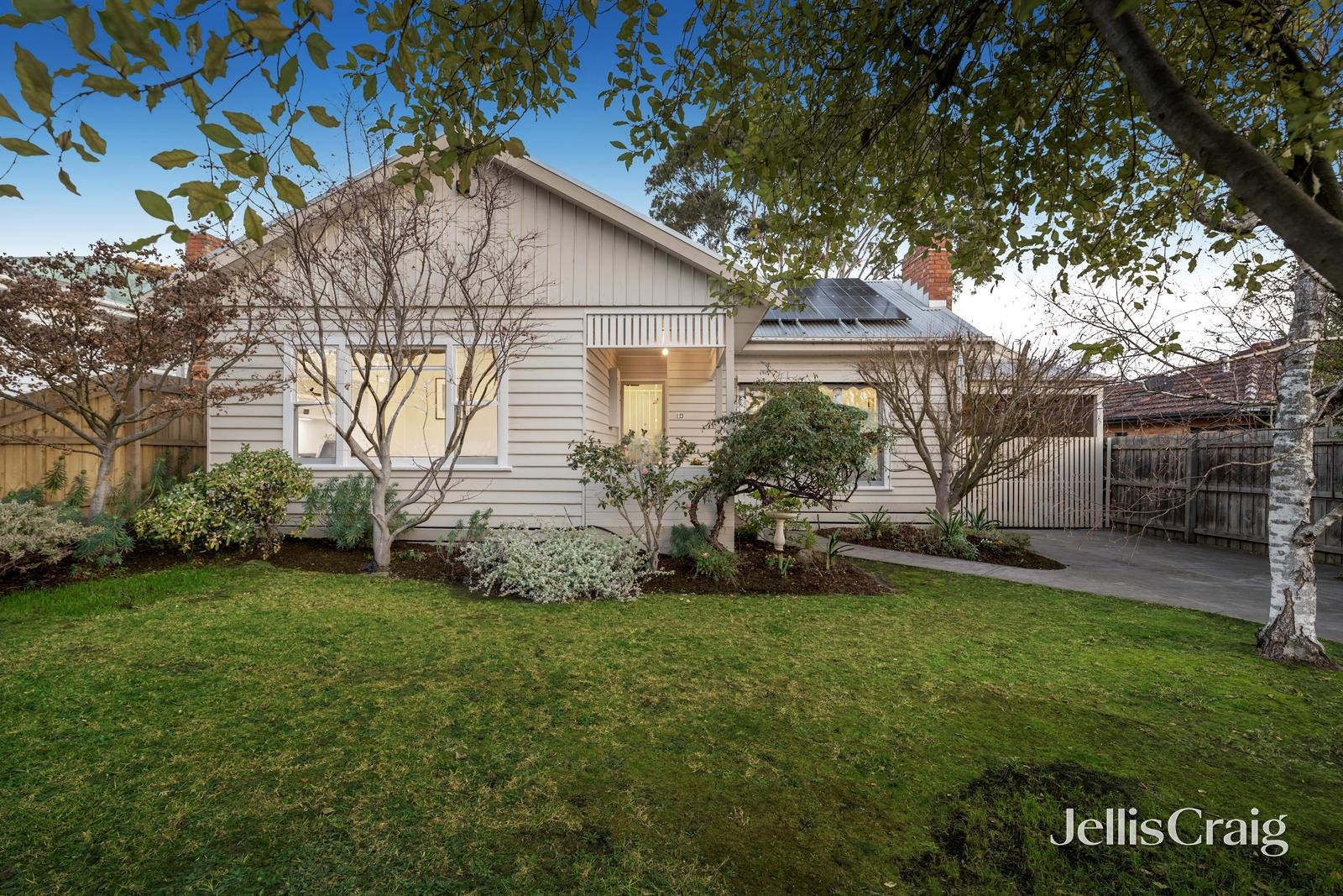 16 Perth Street, Blackburn South image 1