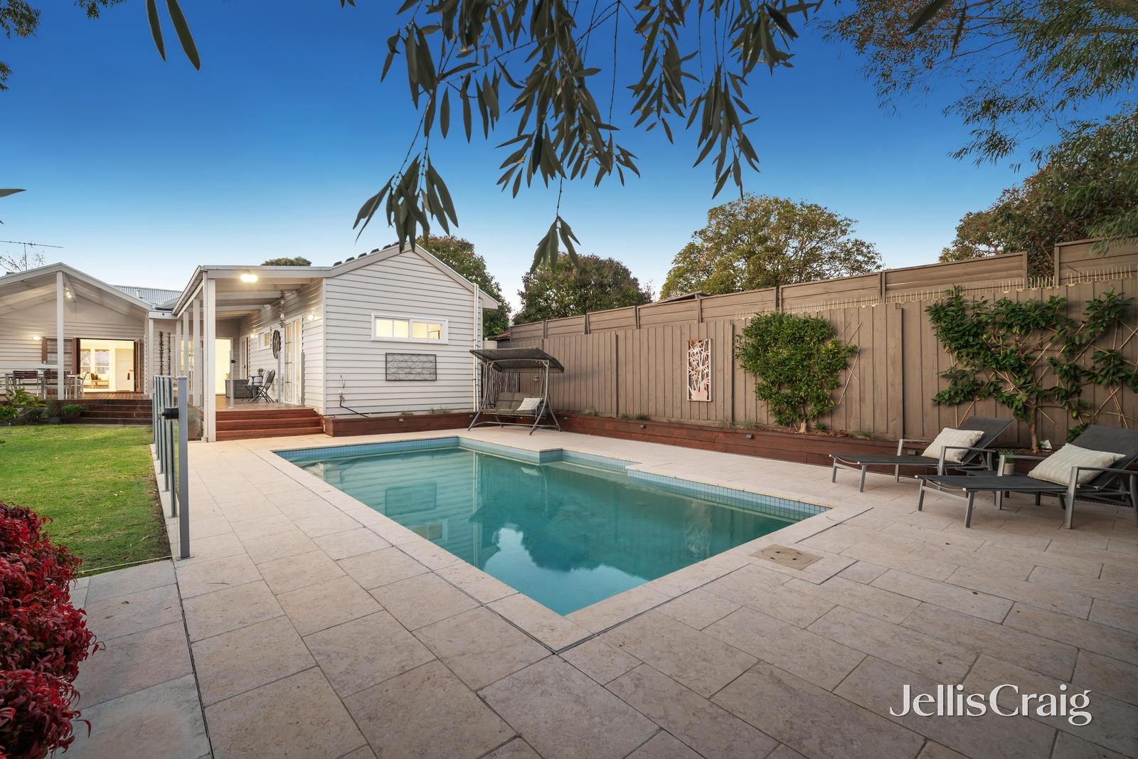 16 Perth Street, Blackburn South image 12