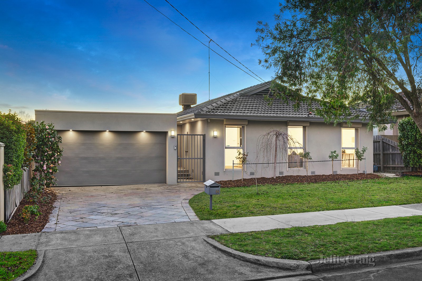 16 Riviera Avenue, Doncaster image 2