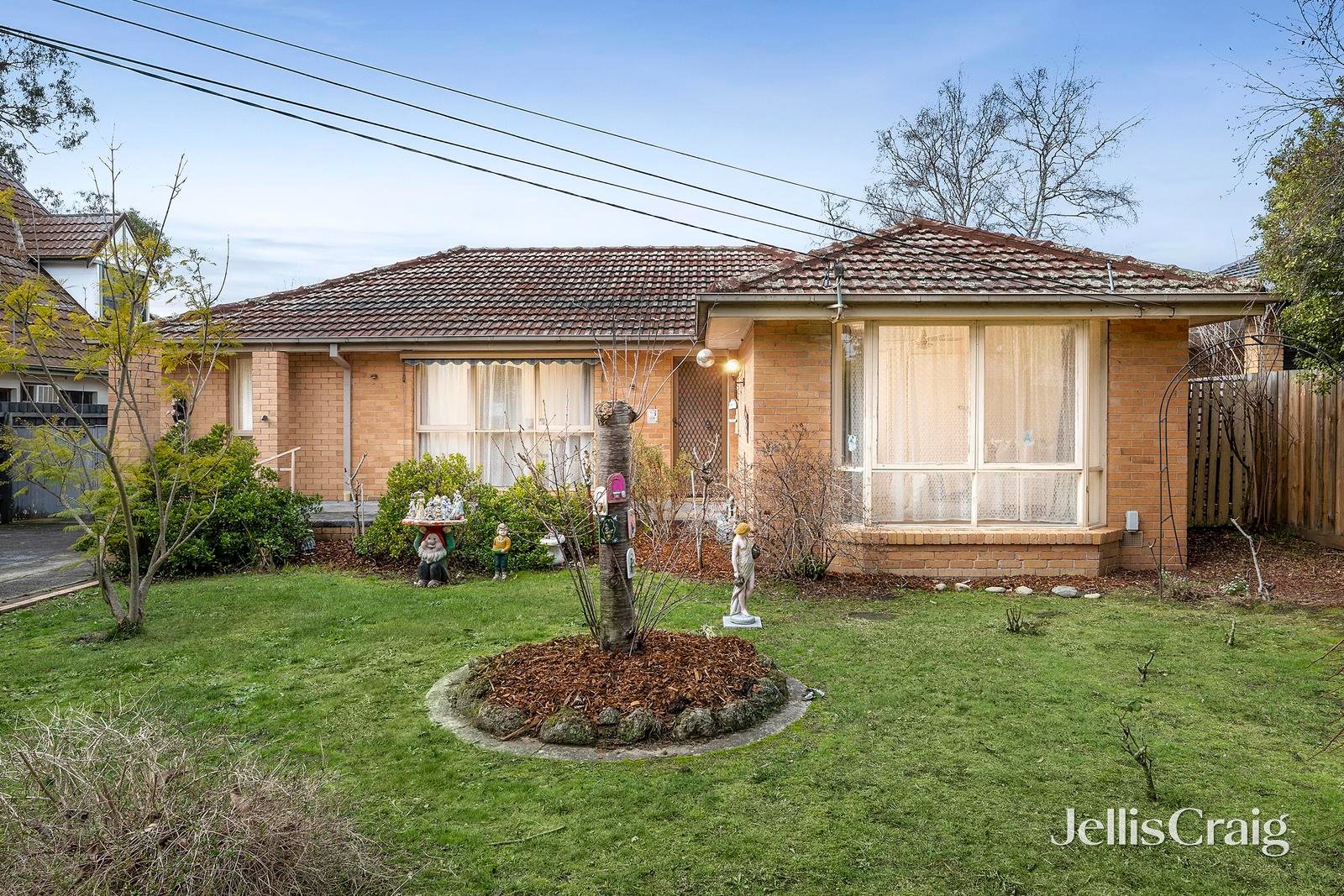 16 Robert Court, Croydon image 1