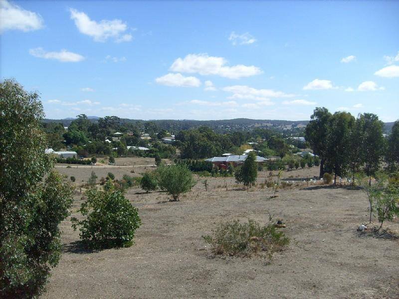 16 Ross Drive, Castlemaine image 3