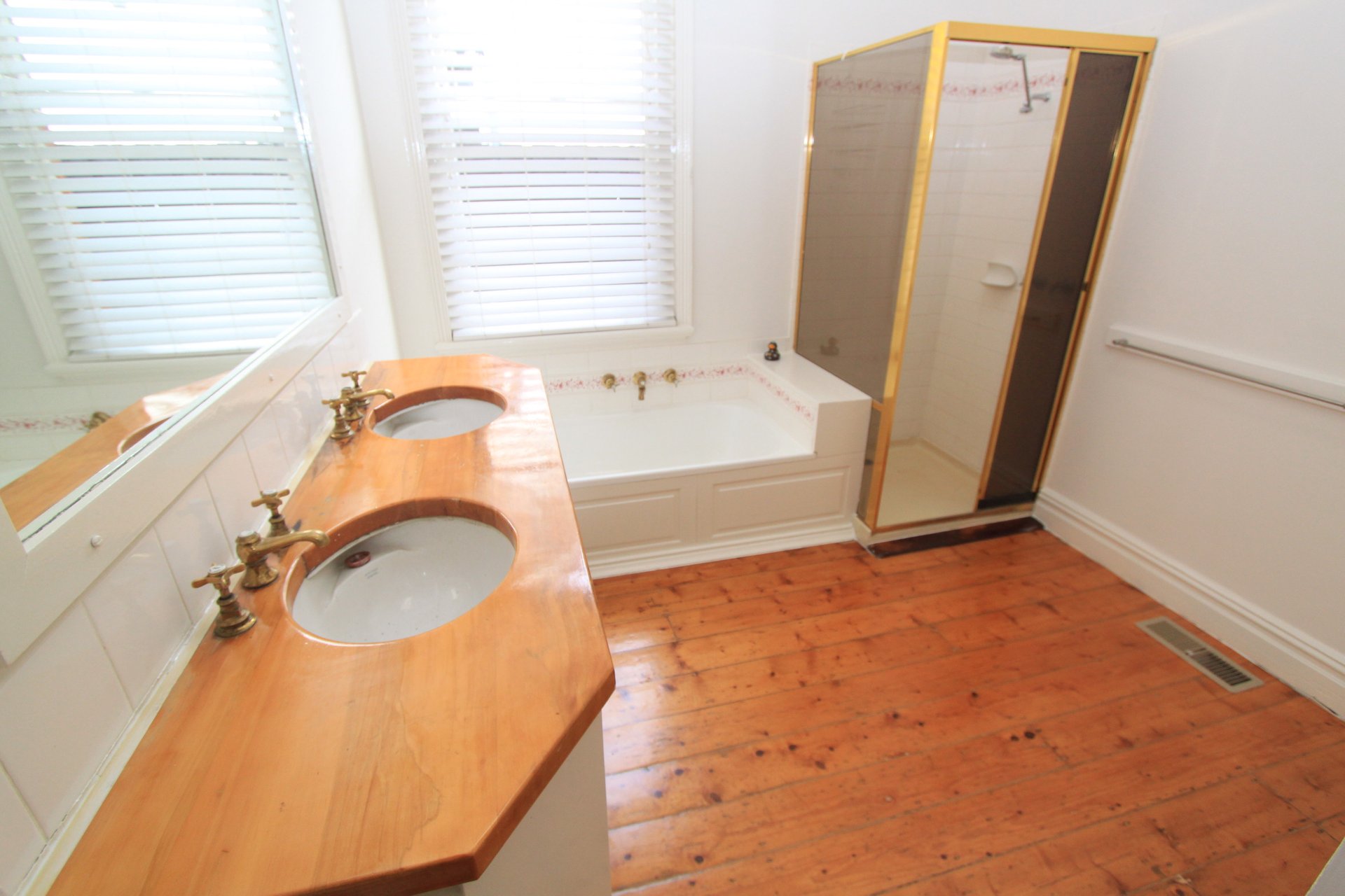Property Gallery Thumbnail 11