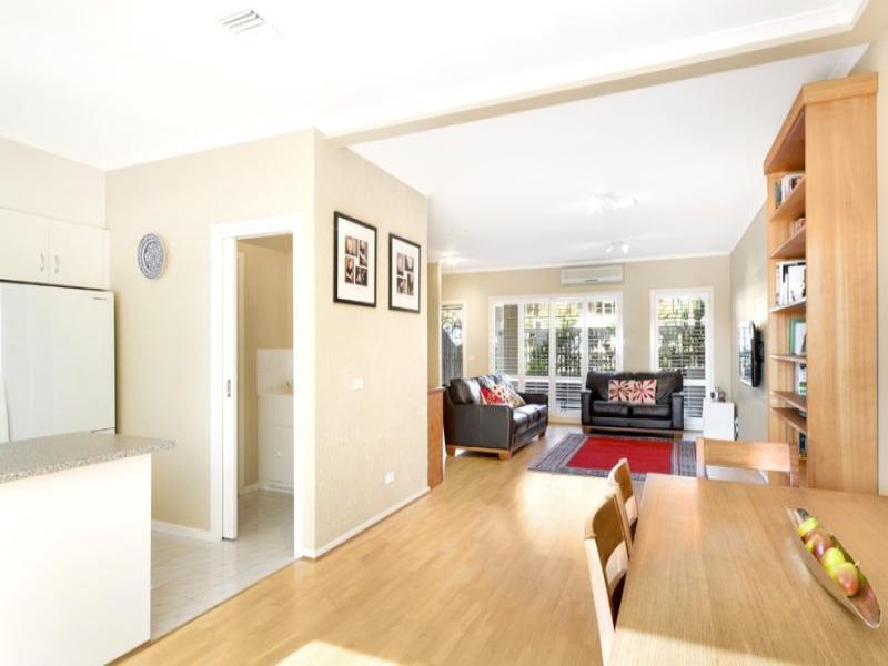 16 Scarborough Square, Mont Albert North image 3