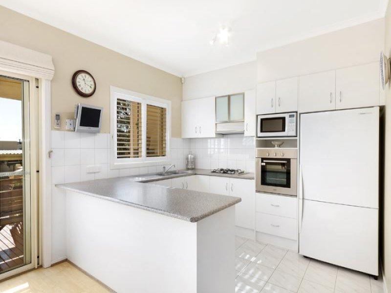 16 Scarborough Square, Mont Albert North image 4