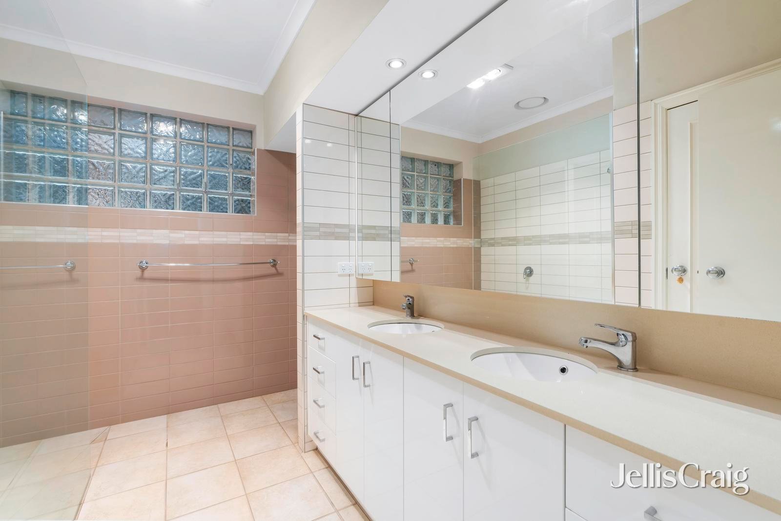 16 Stirling Crescent, Glen&nbsp;Waverley image 10