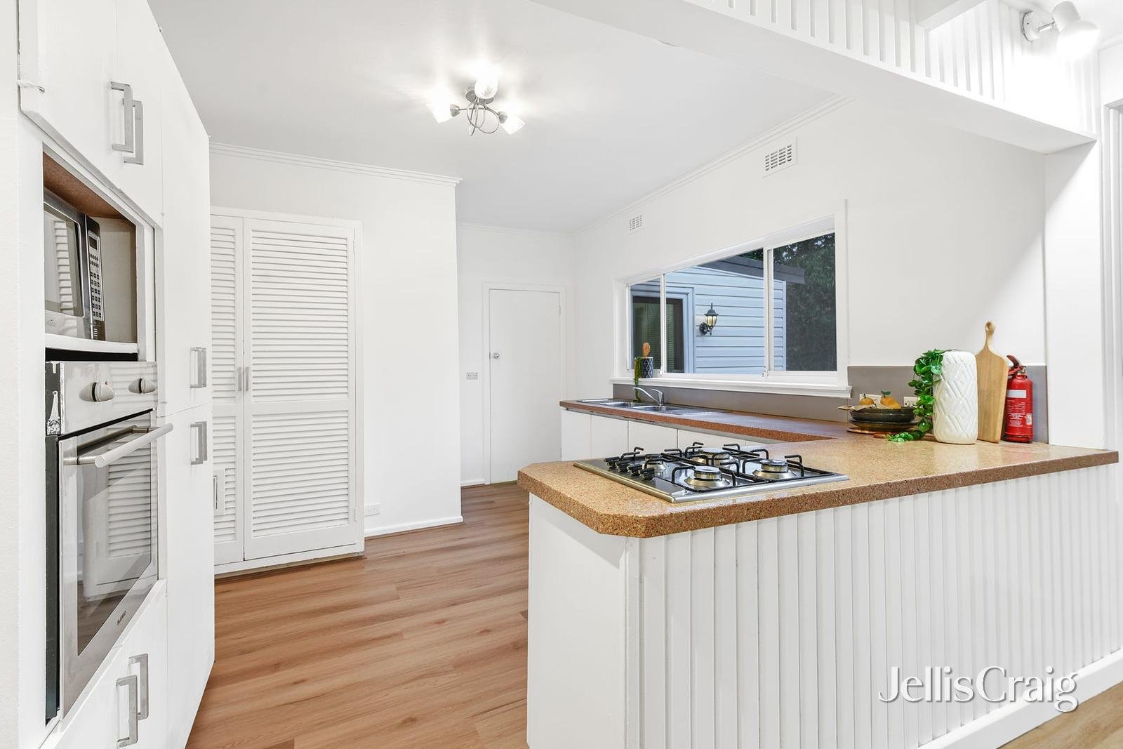 16 Stocks Road, Mount Waverley image 3