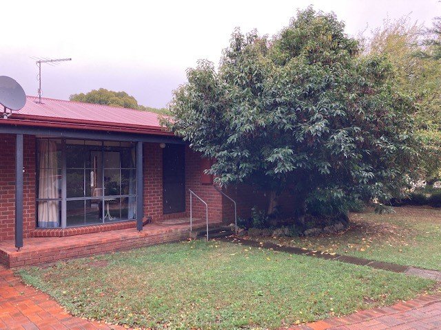 1/6 Sturt Street, Woodend image 1