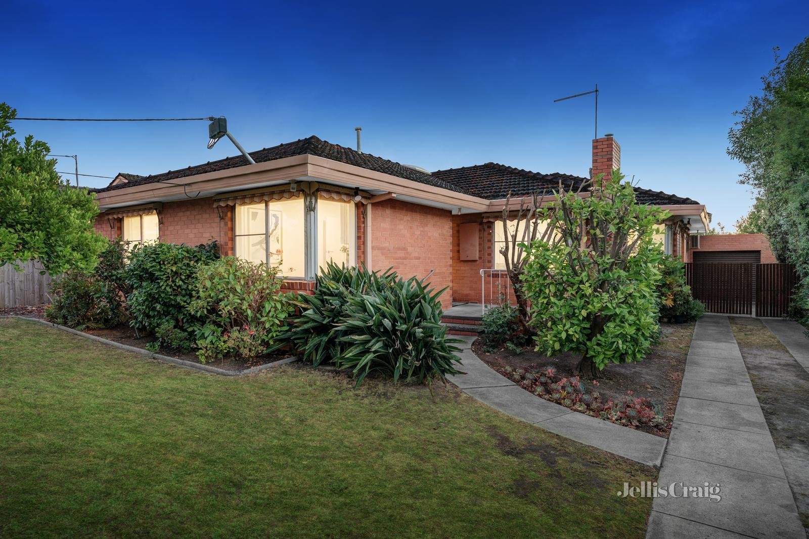 16 Tristania Street, Doncaster East image 1