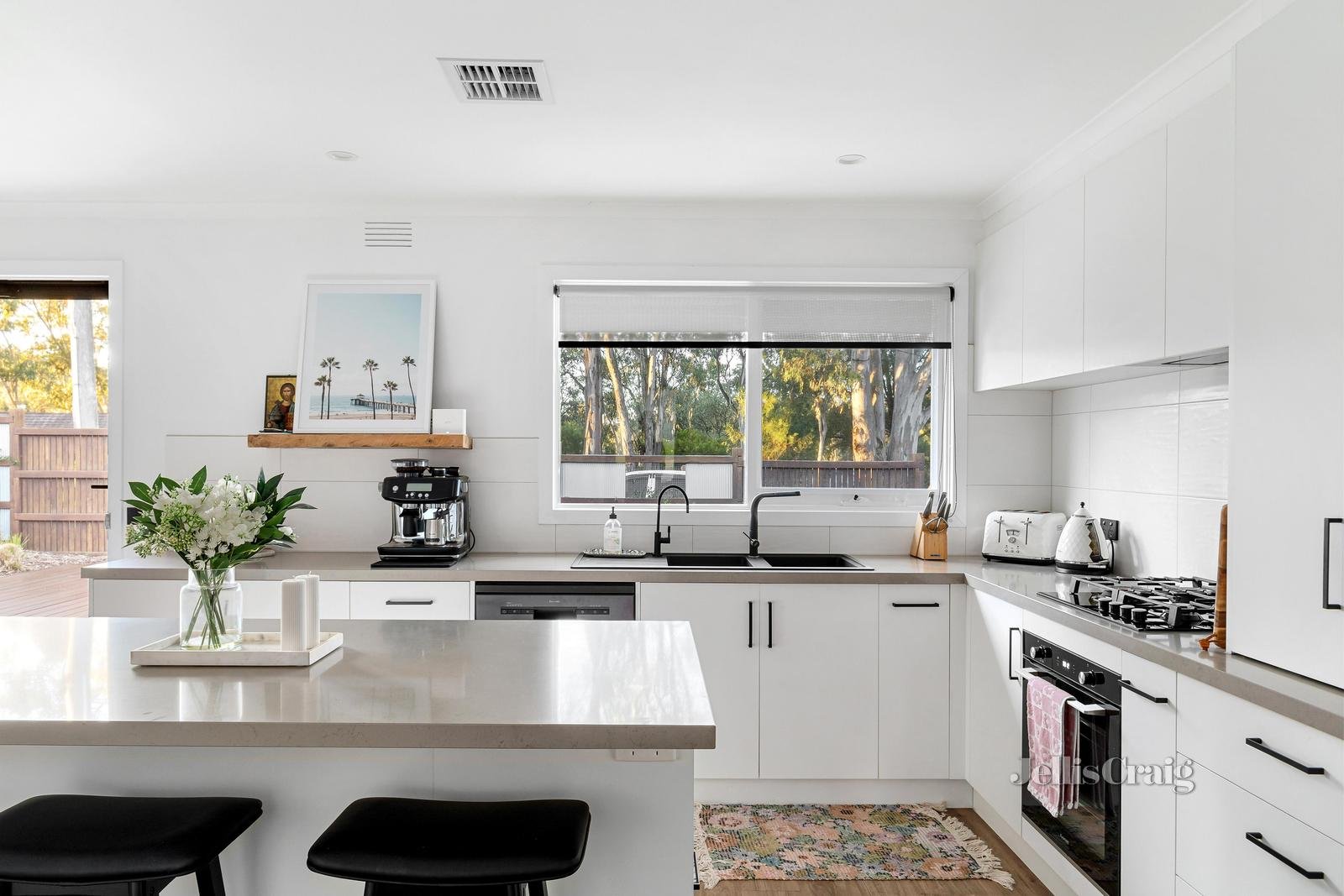 16 Warrington Crescent, Wattle&nbsp;Glen image 2