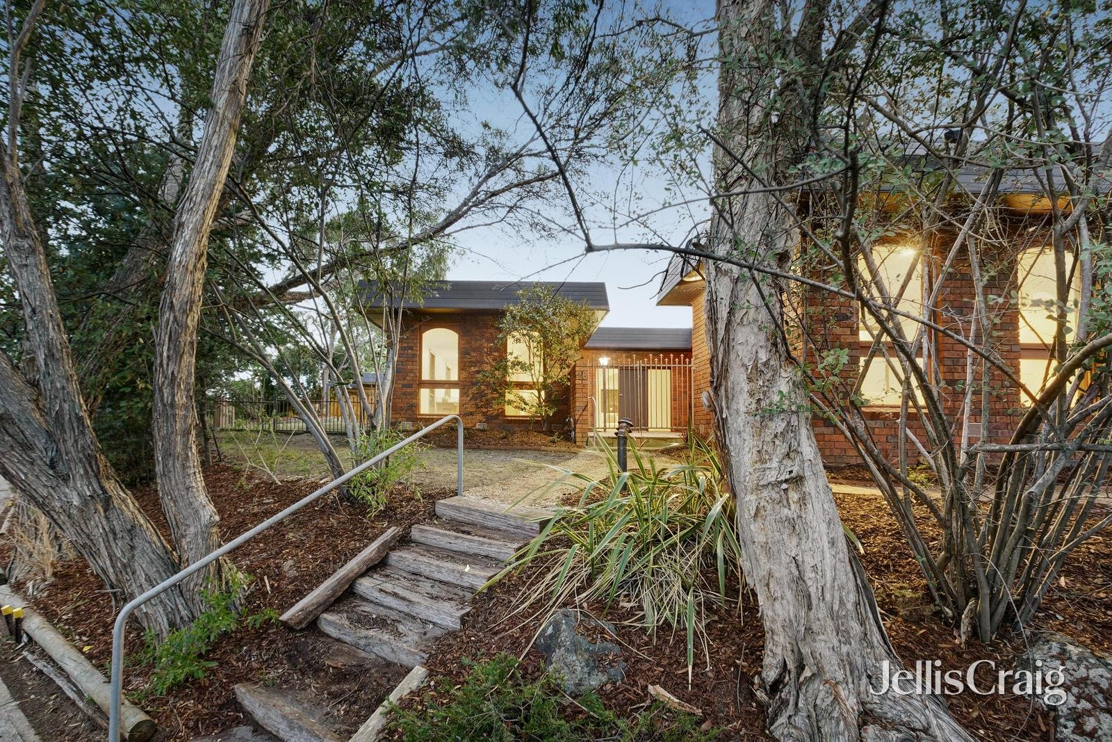 16 Woodland Grove, Montmorency image 2