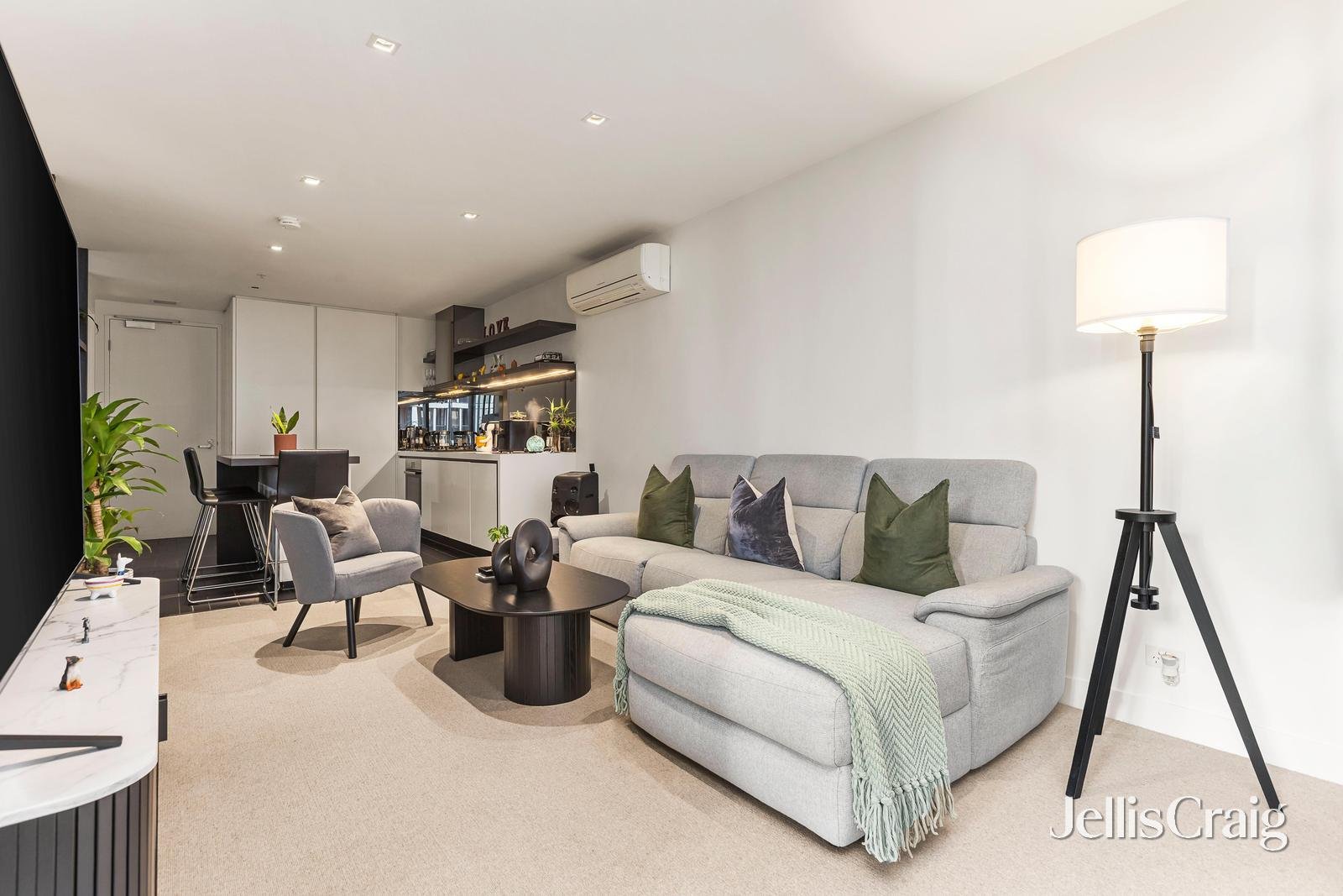 1610/677 La Trobe Street, Docklands image 2