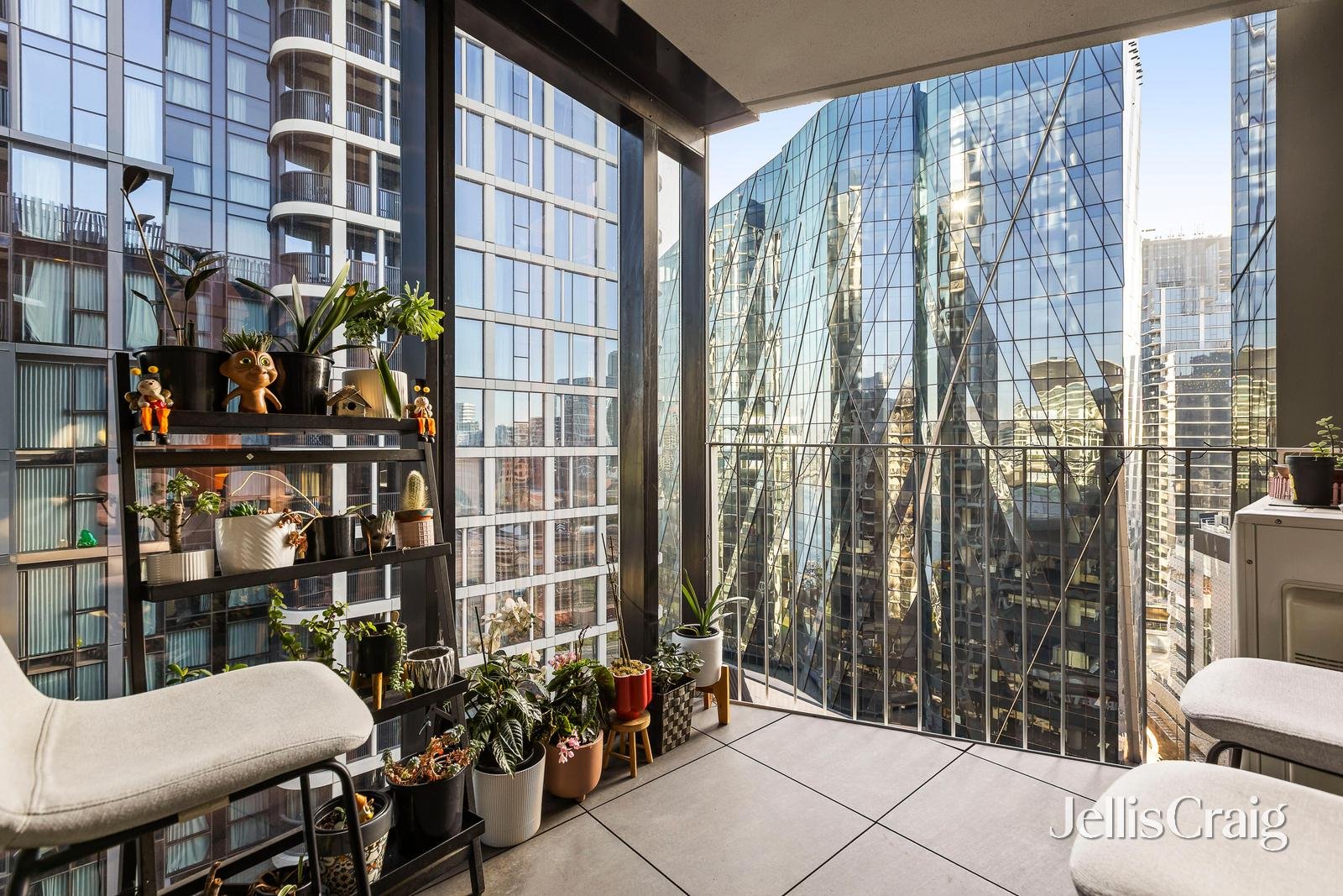 1610/677 La Trobe Street, Docklands image 3