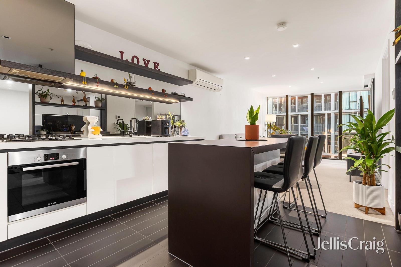 1610/677 La Trobe Street, Docklands image 4