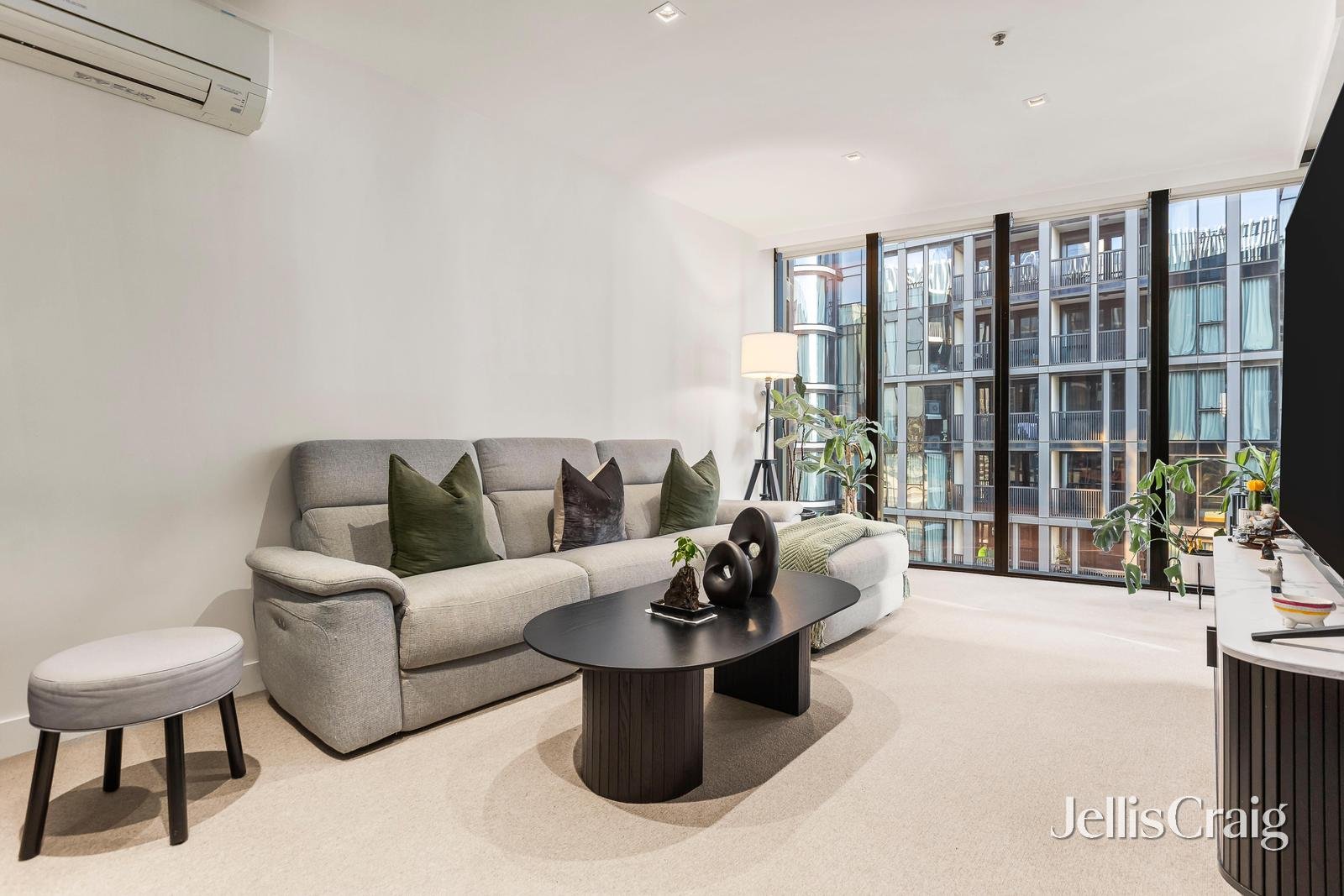 1610/677 La Trobe Street, Docklands image 5