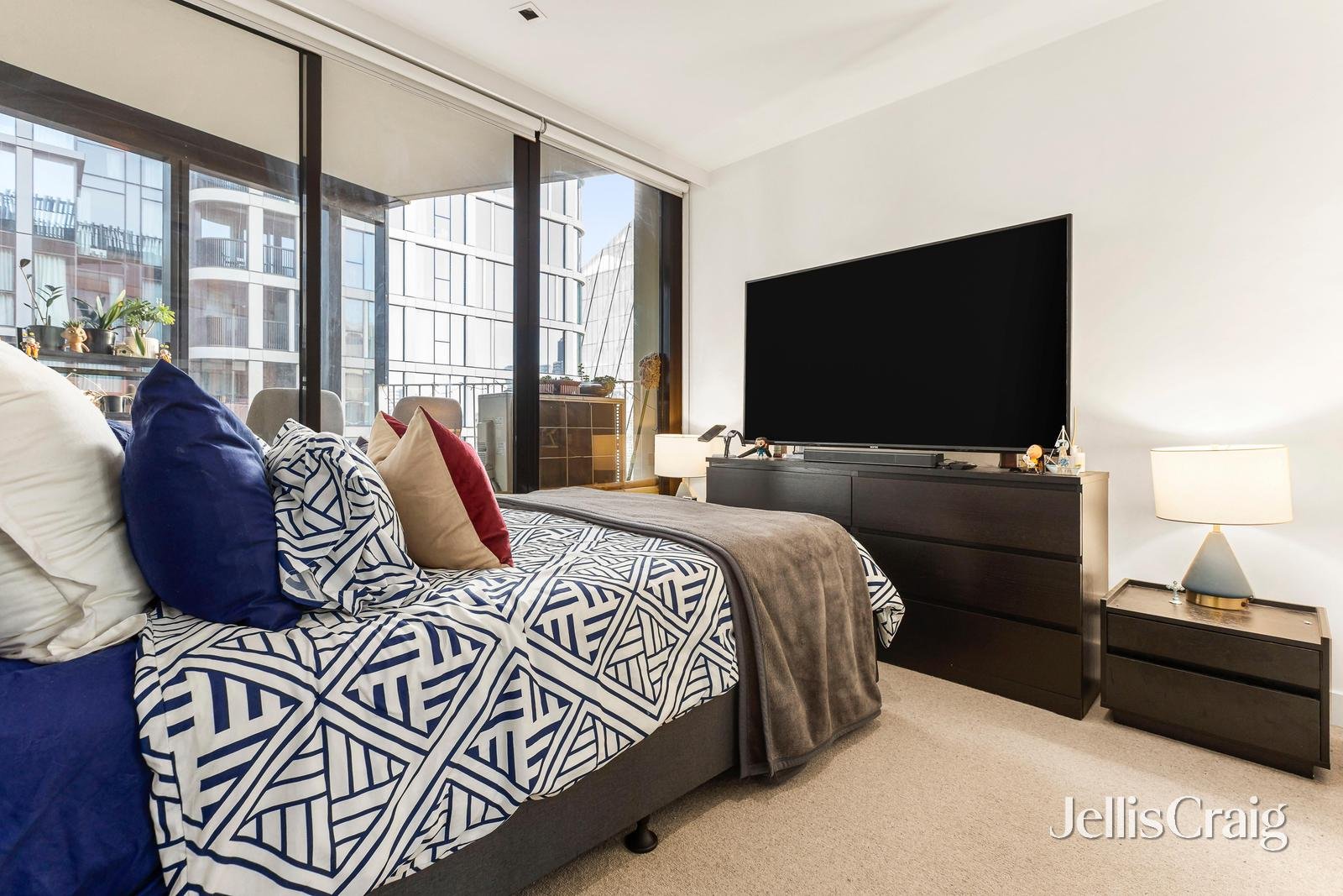 1610/677 La Trobe Street, Docklands image 6