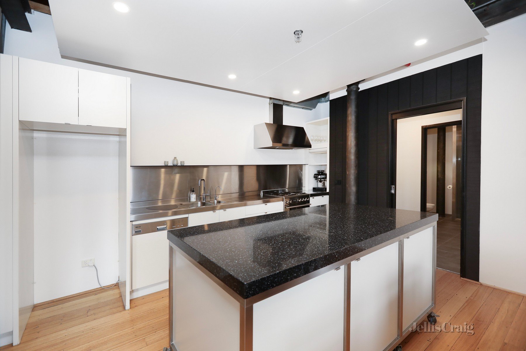 16/11 Anderson Street, West Melbourne image 6