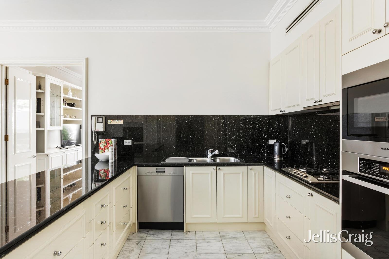 1/635 Orrong Road, Toorak image 11