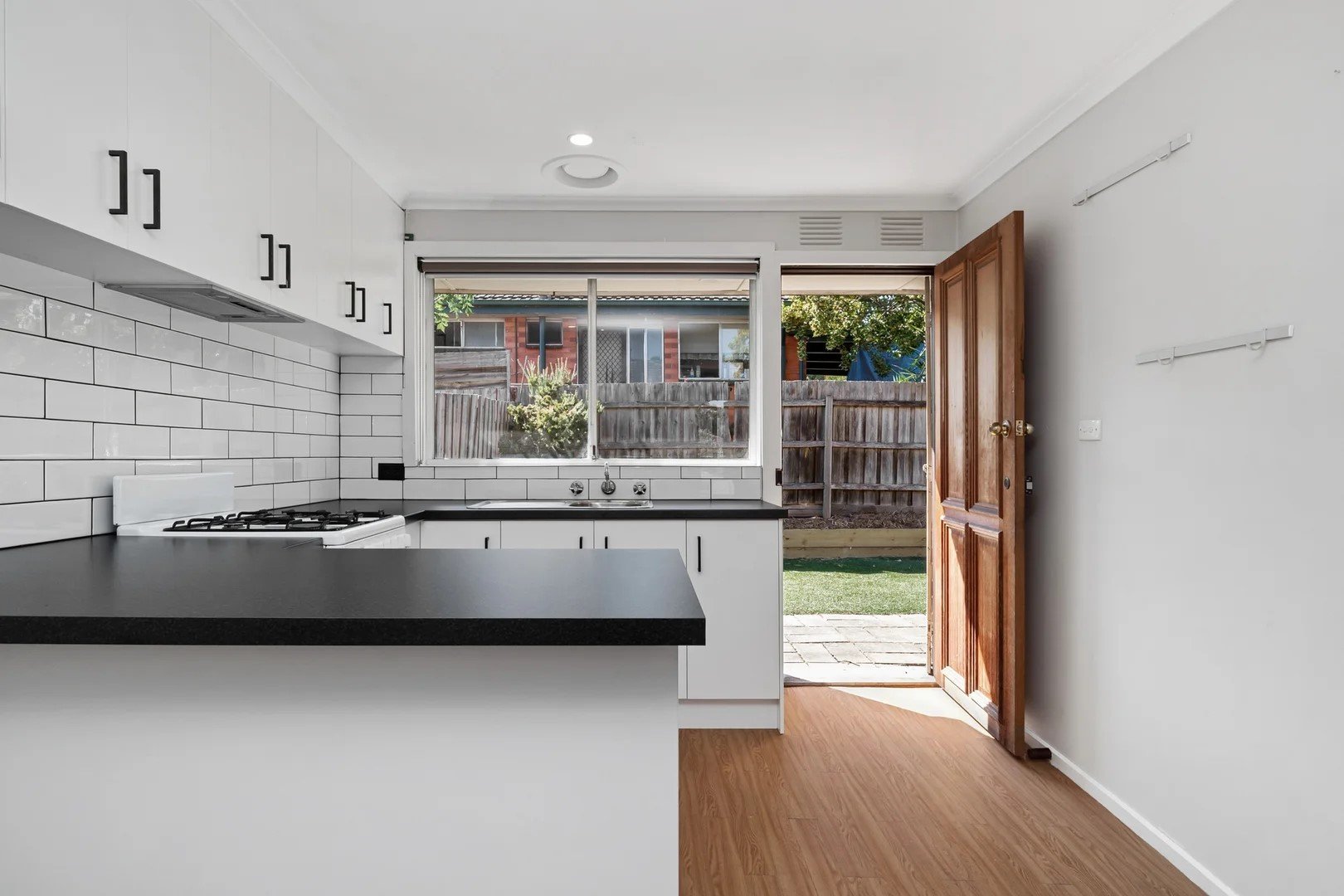 1/65 Hewish Road, Croydon image 4