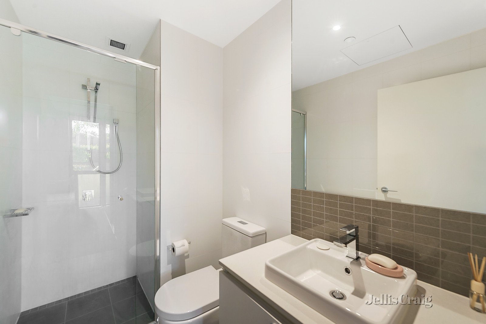 1/650 Centre Road, Bentleigh East image 6