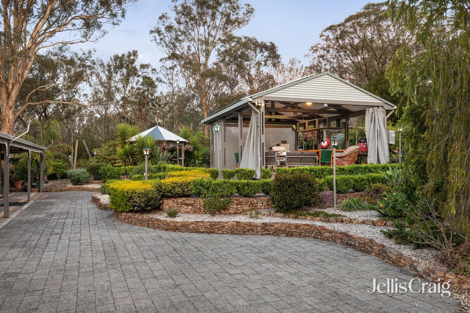 1672 Eltham-Yarra Glen Road, Christmas Hills image 11