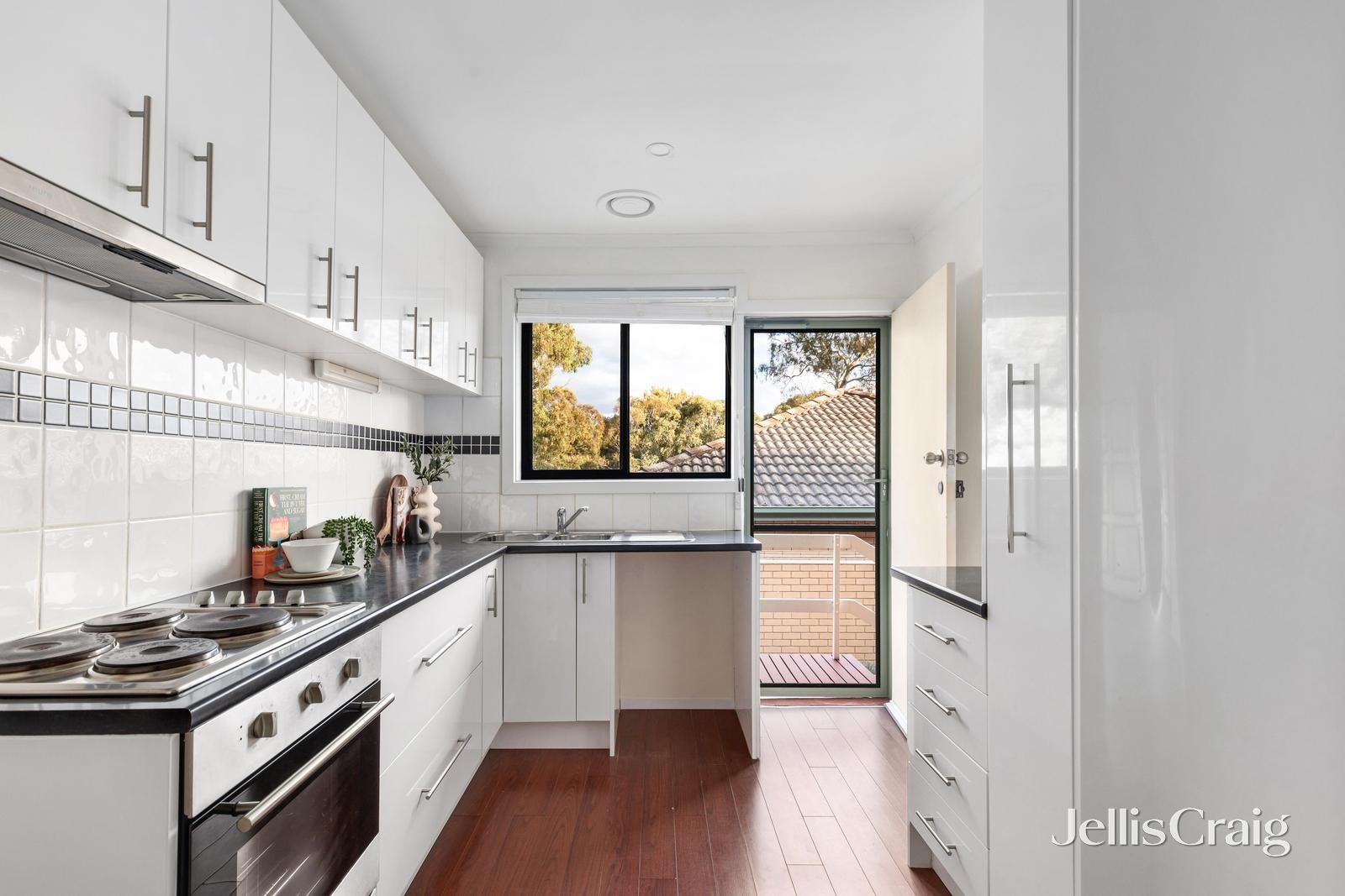 1/69 Nell Street, Greensborough image 6