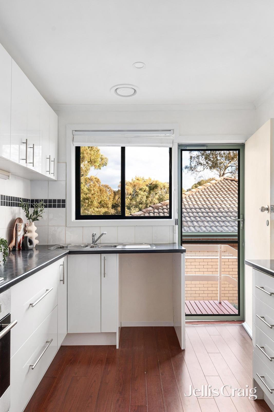 1/69 Nell Street, Greensborough image 7