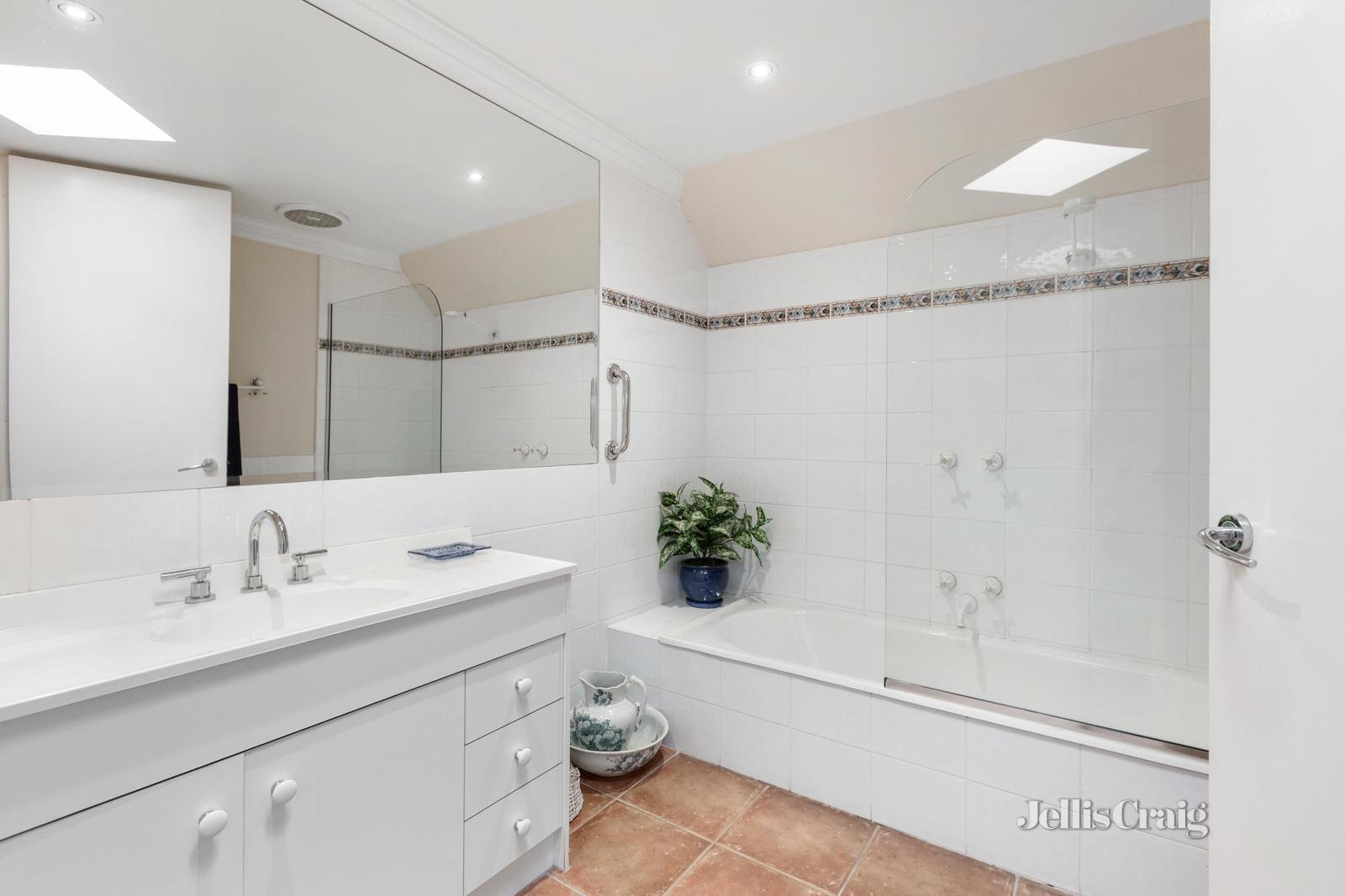 1/694-696 Riversdale Road, Camberwell image 8