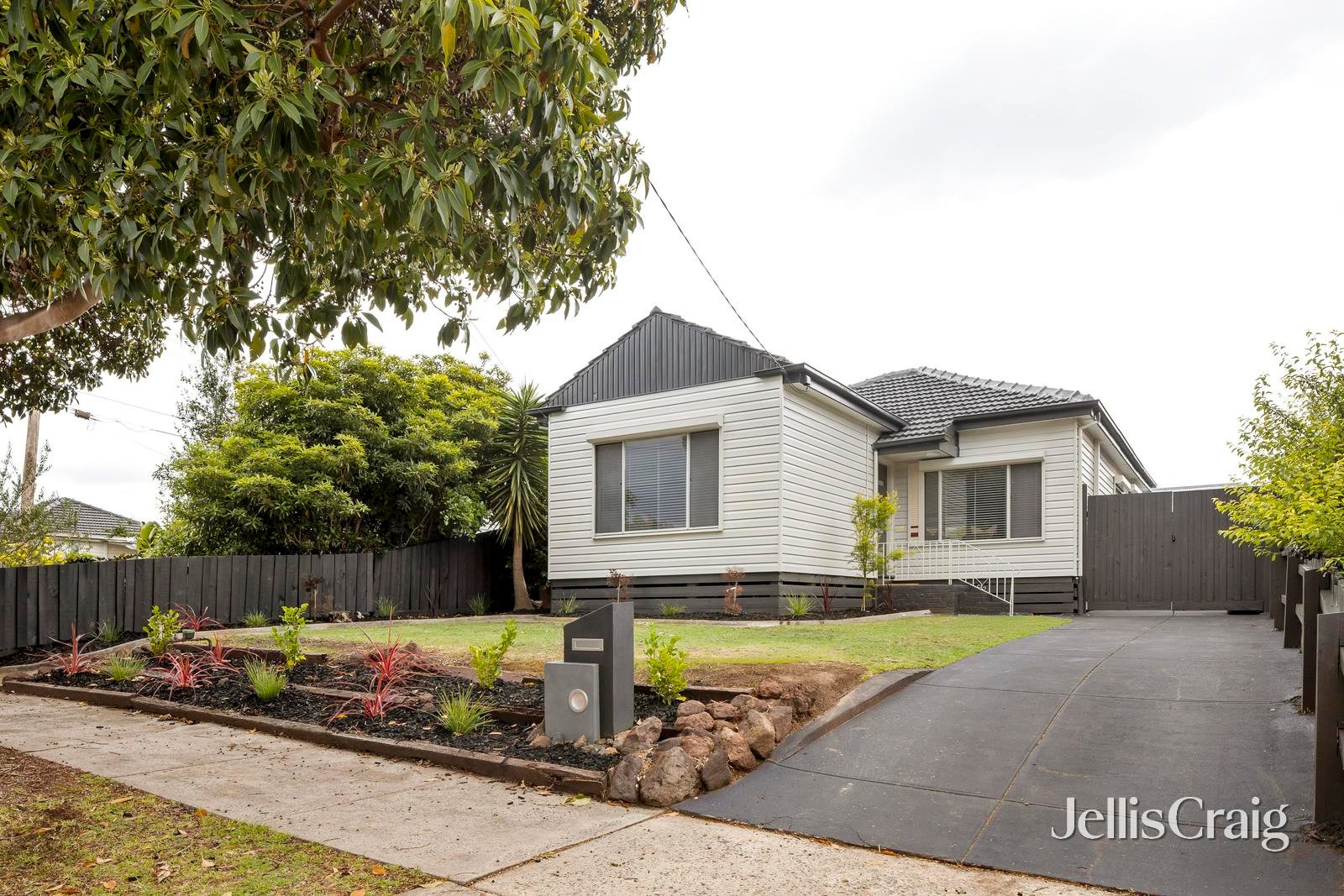 17 Ameily Crescent, Reservoir image 11