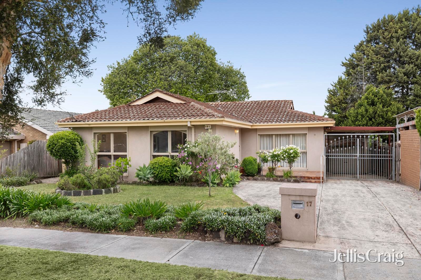 17 Barton Street, Doncaster East image 1