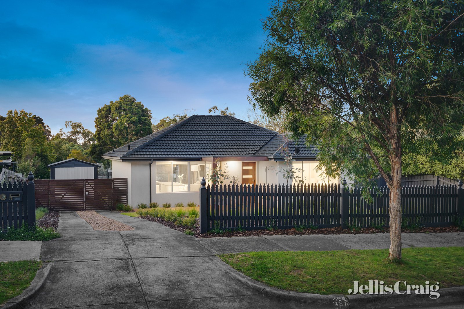 17 Boyana Crescent, Croydon image 1