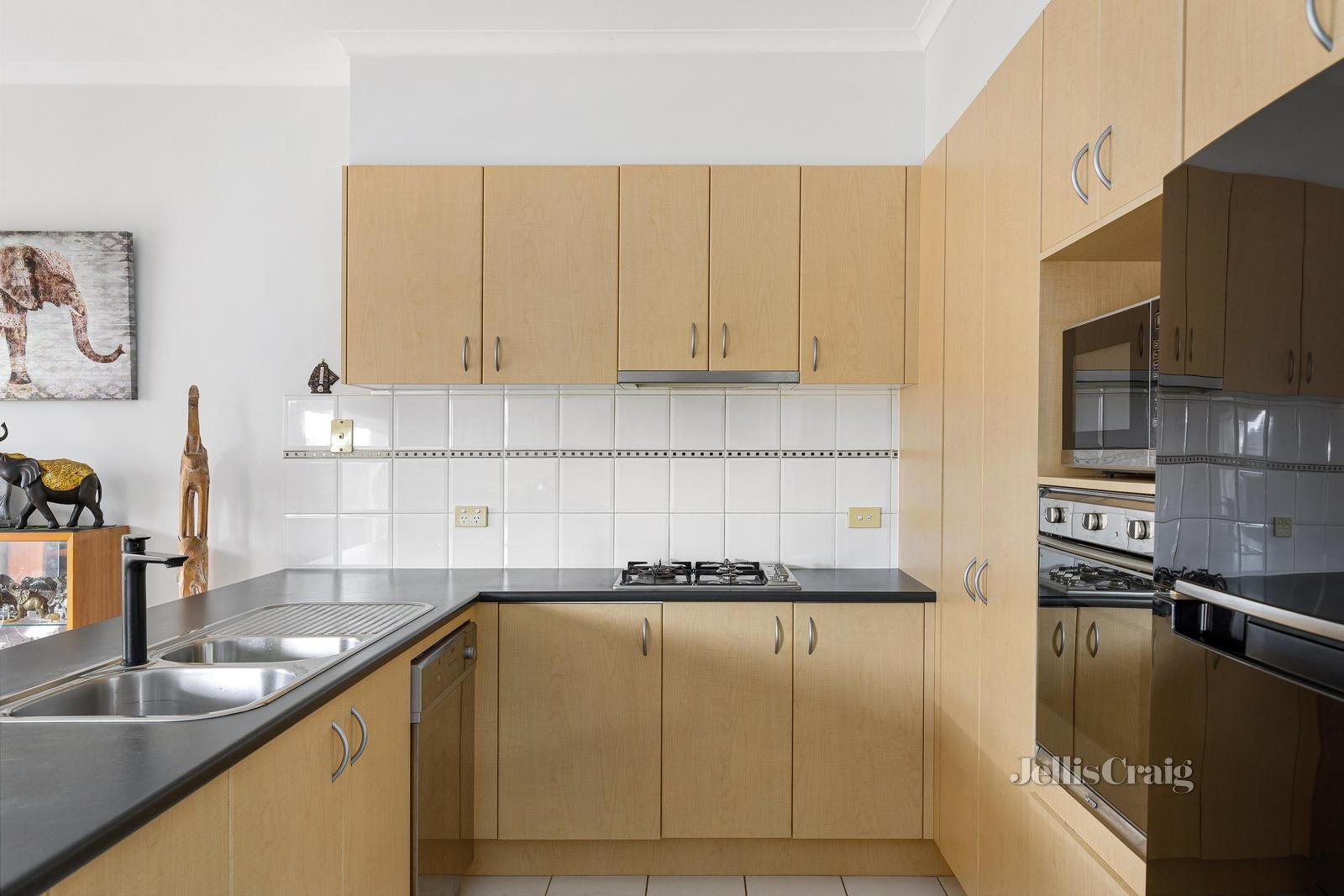 17 Cascades View, Yallambie image 3