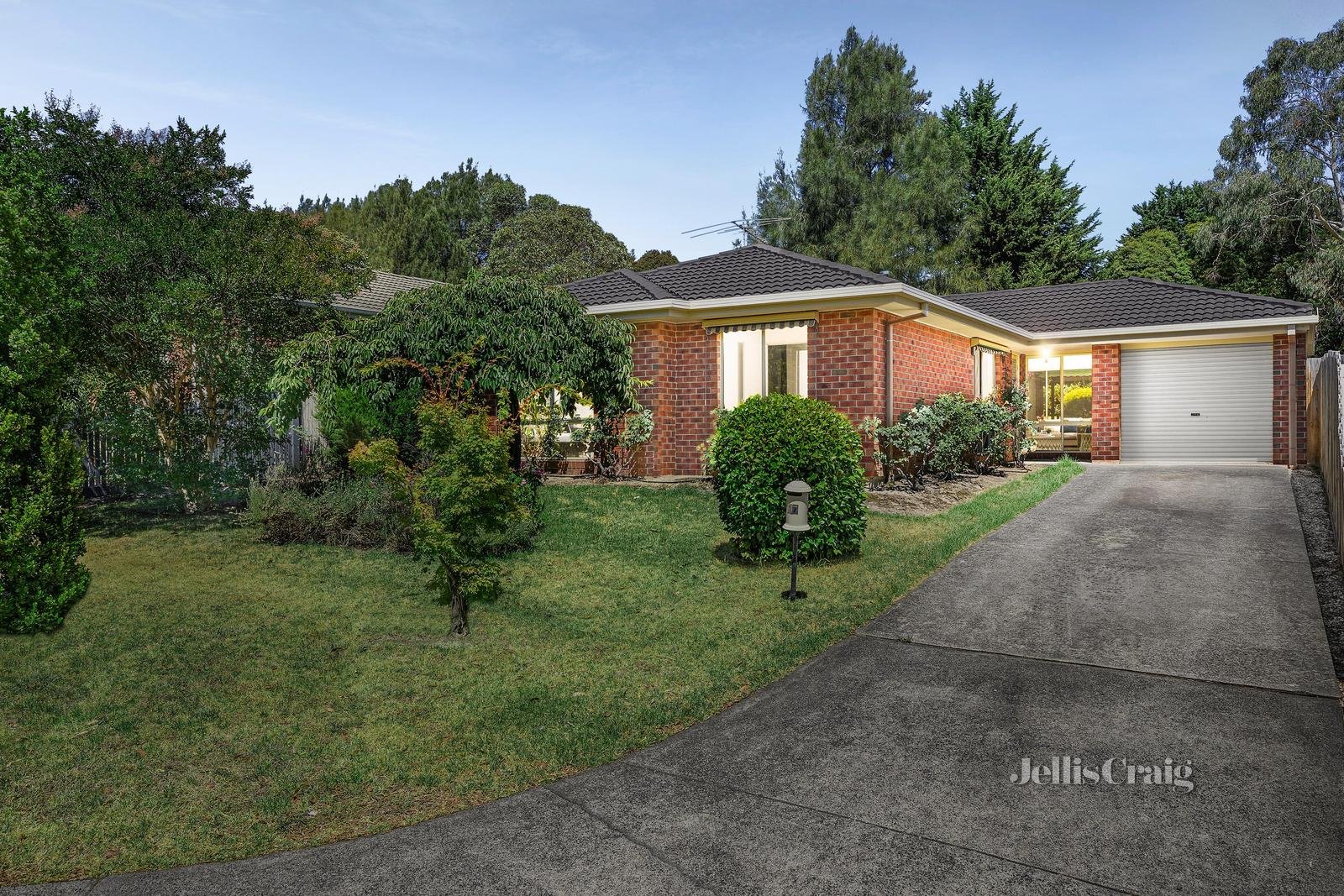 17 Charlwood Drive, Mooroolbark image 1