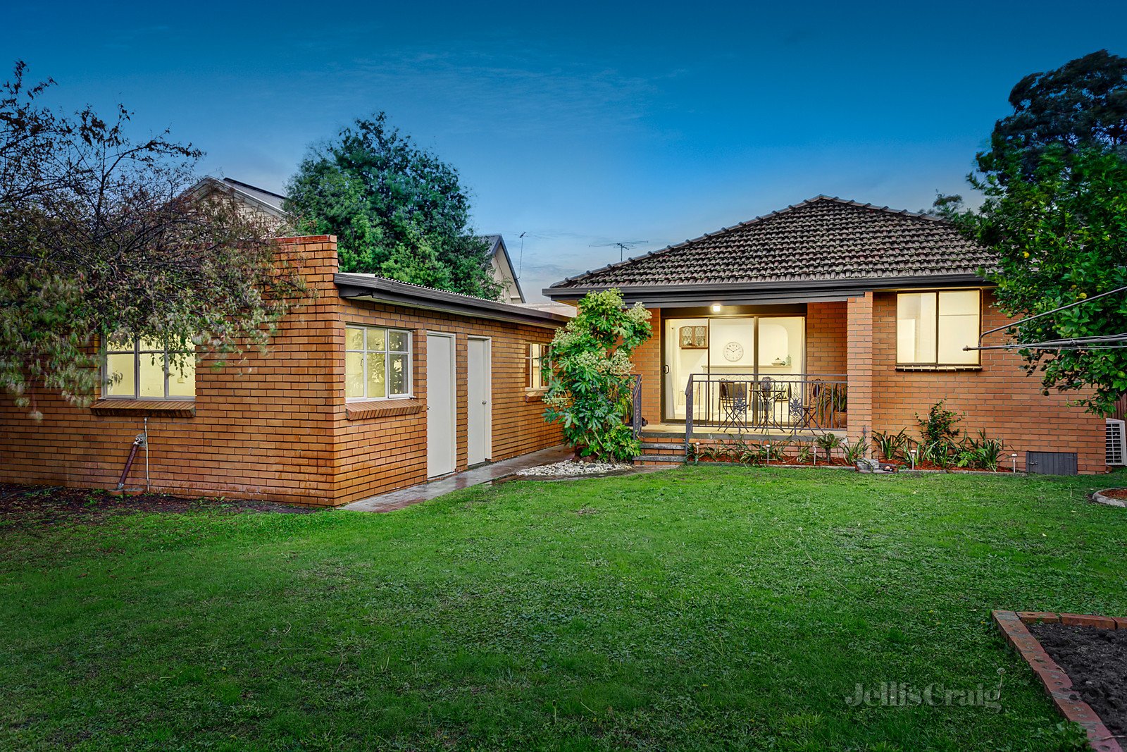 17 Hillview Avenue, Mount Waverley image 9