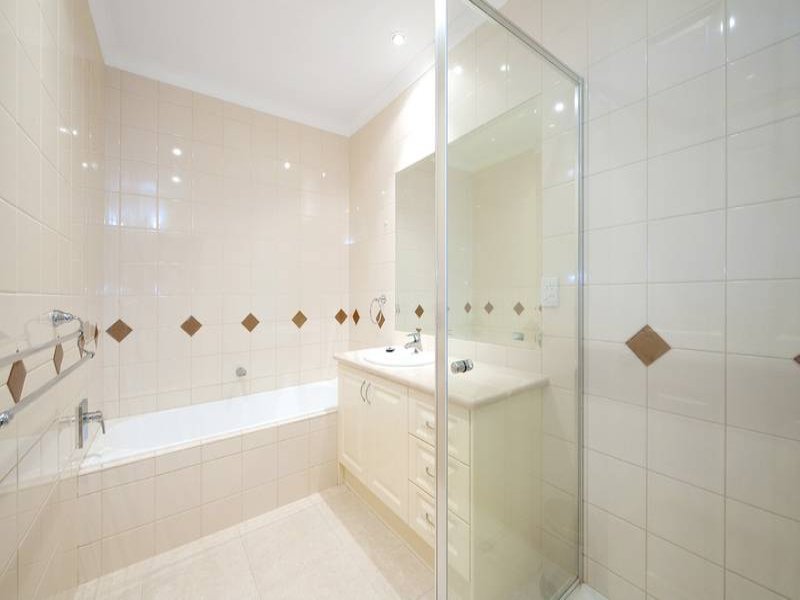 17 Kingswood Rise, Box Hill South image 2