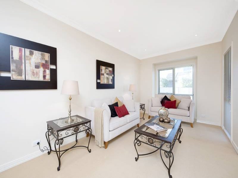 17 Kingswood Rise, Box Hill South image 5