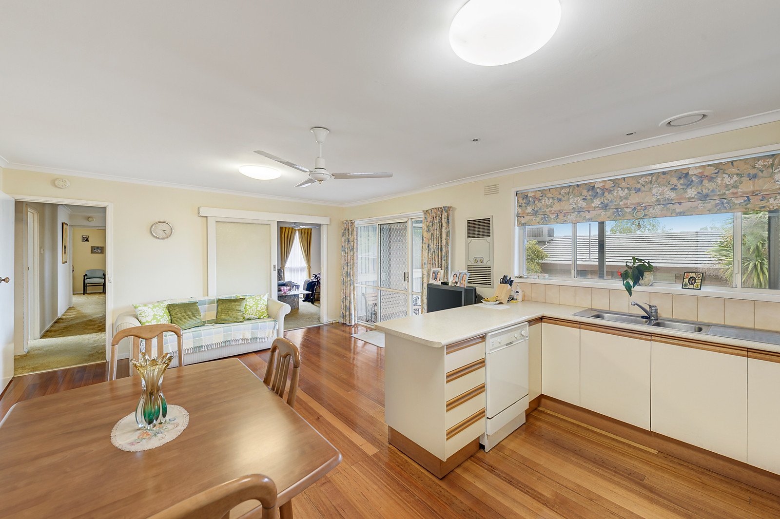 17 Marsden Crescent, Doncaster East image 3