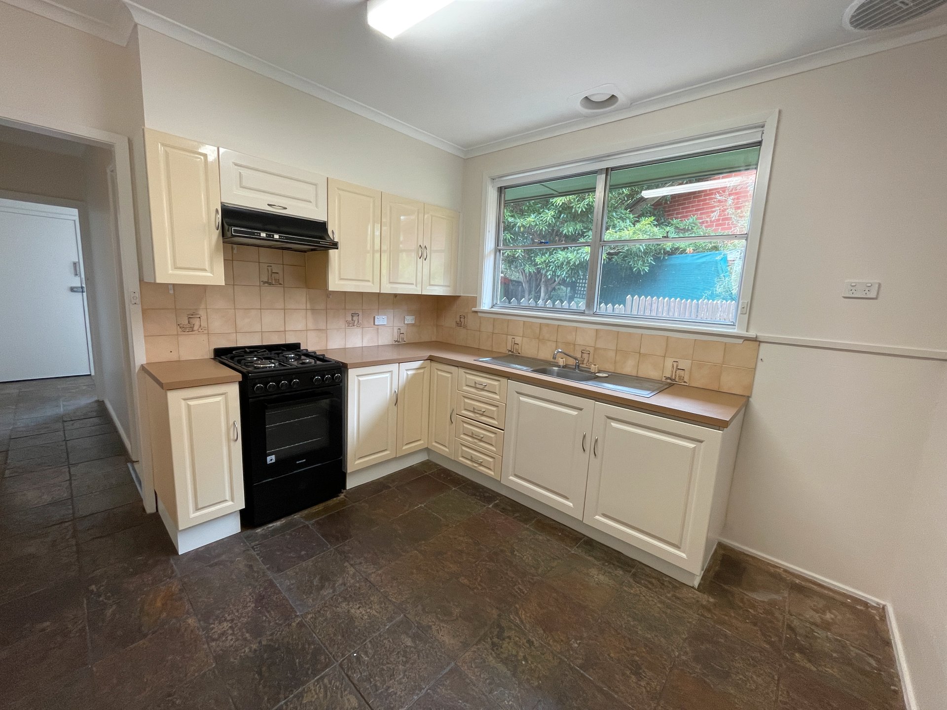 17 Mercury Crescent, Newcomb image 4