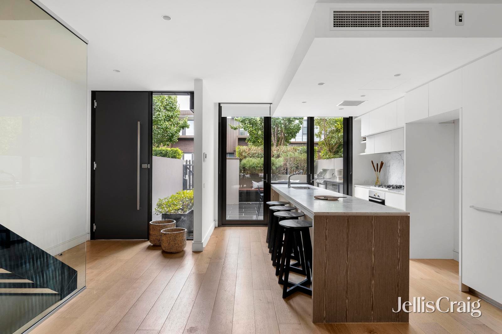 17 Pin Oak Court, Canterbury image 2