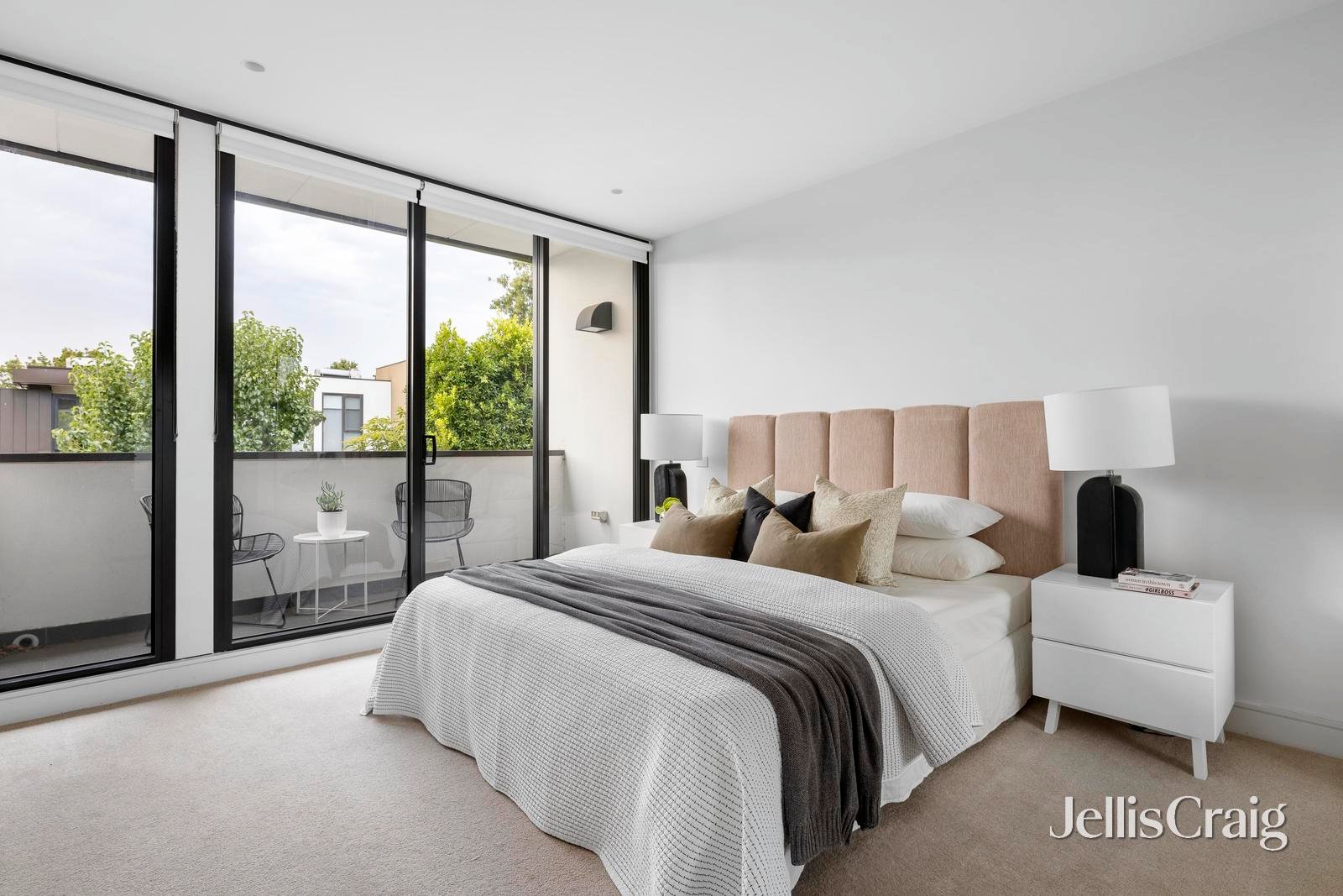 17 Pin Oak Court, Canterbury image 6