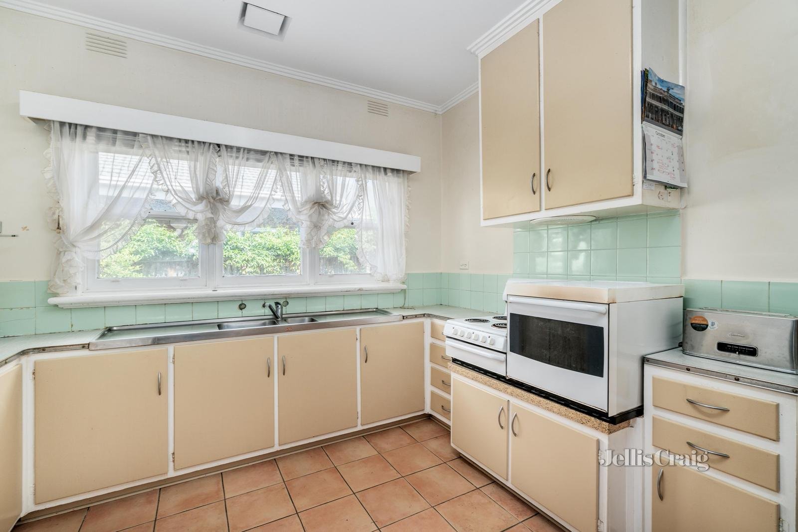 17 The Highway, Mount Waverley image 4