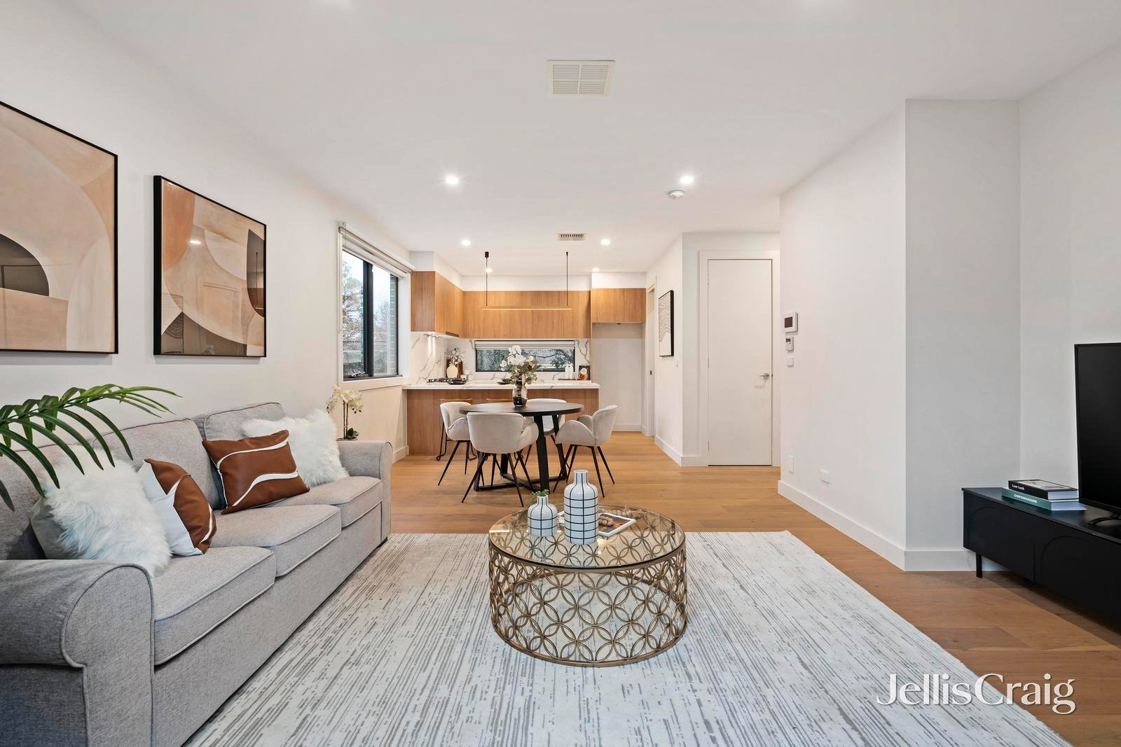 1/7 Tolstoy Court, Doncaster East image 2