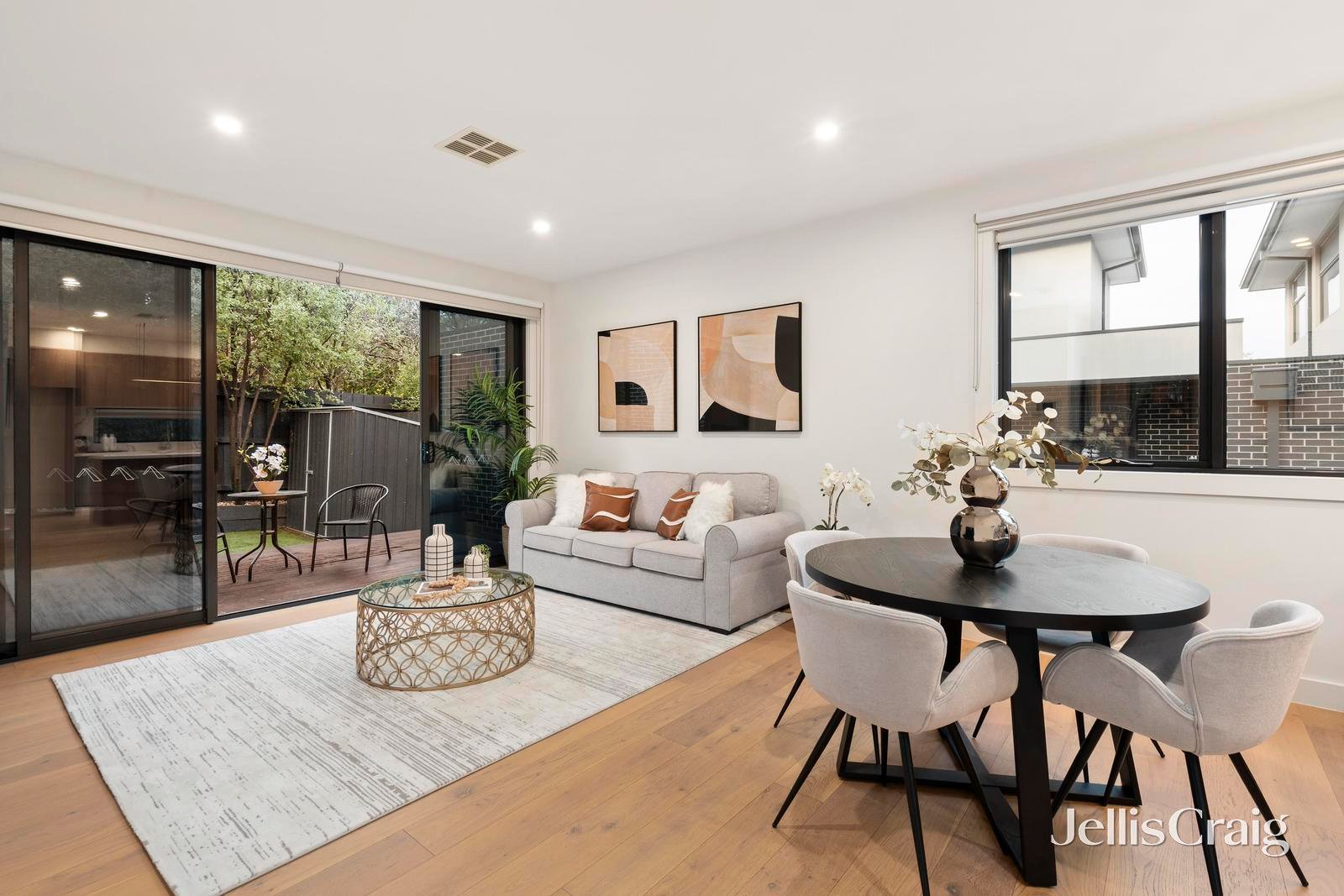 1/7 Tolstoy Court, Doncaster East image 3