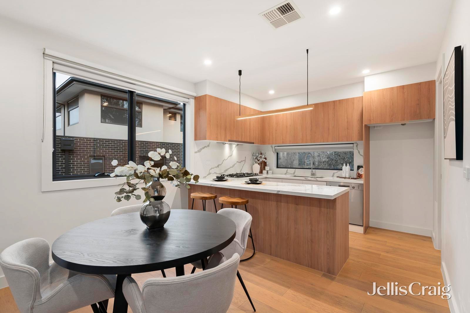 1/7 Tolstoy Court, Doncaster East image 4