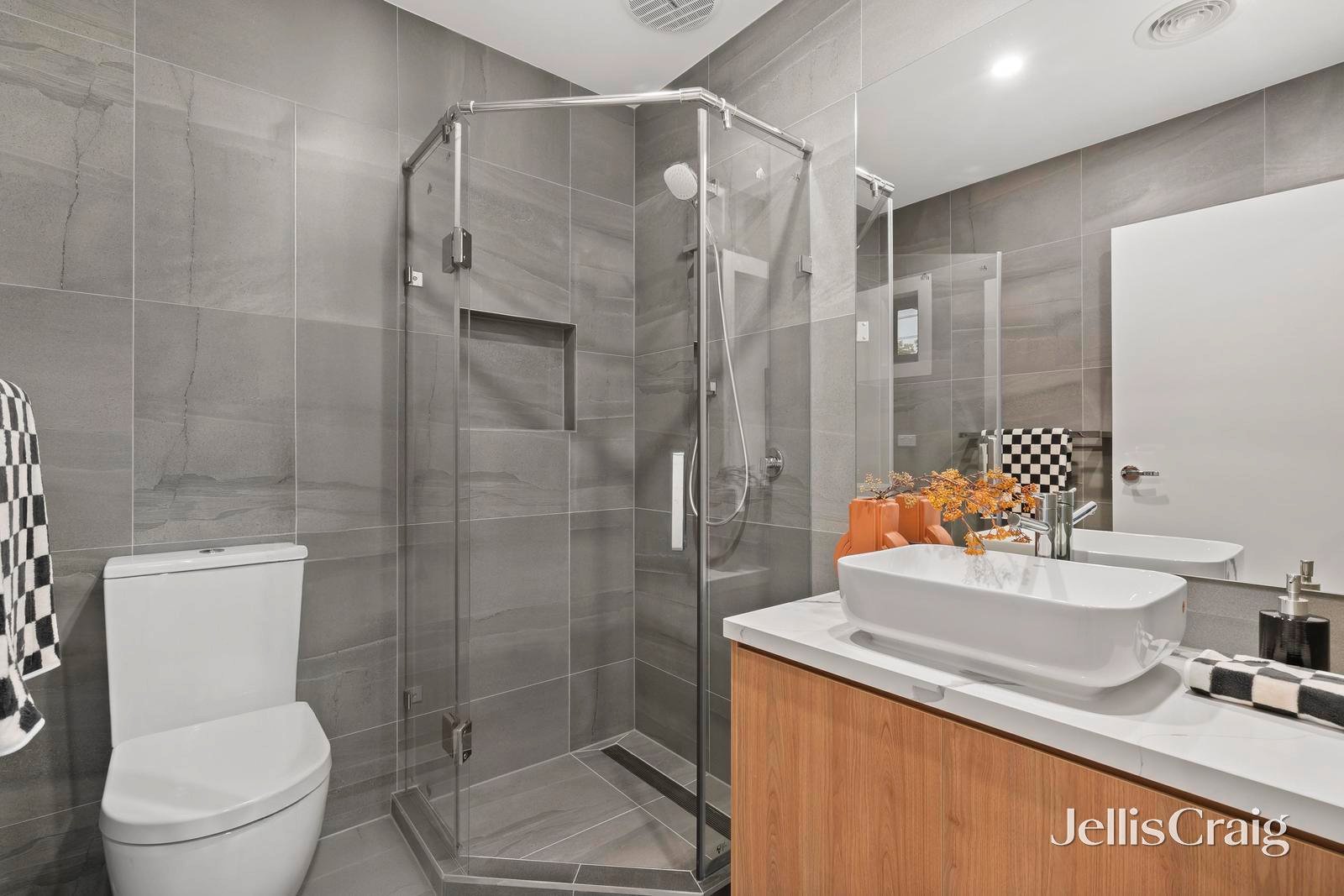 1/7 Tolstoy Court, Doncaster East image 10
