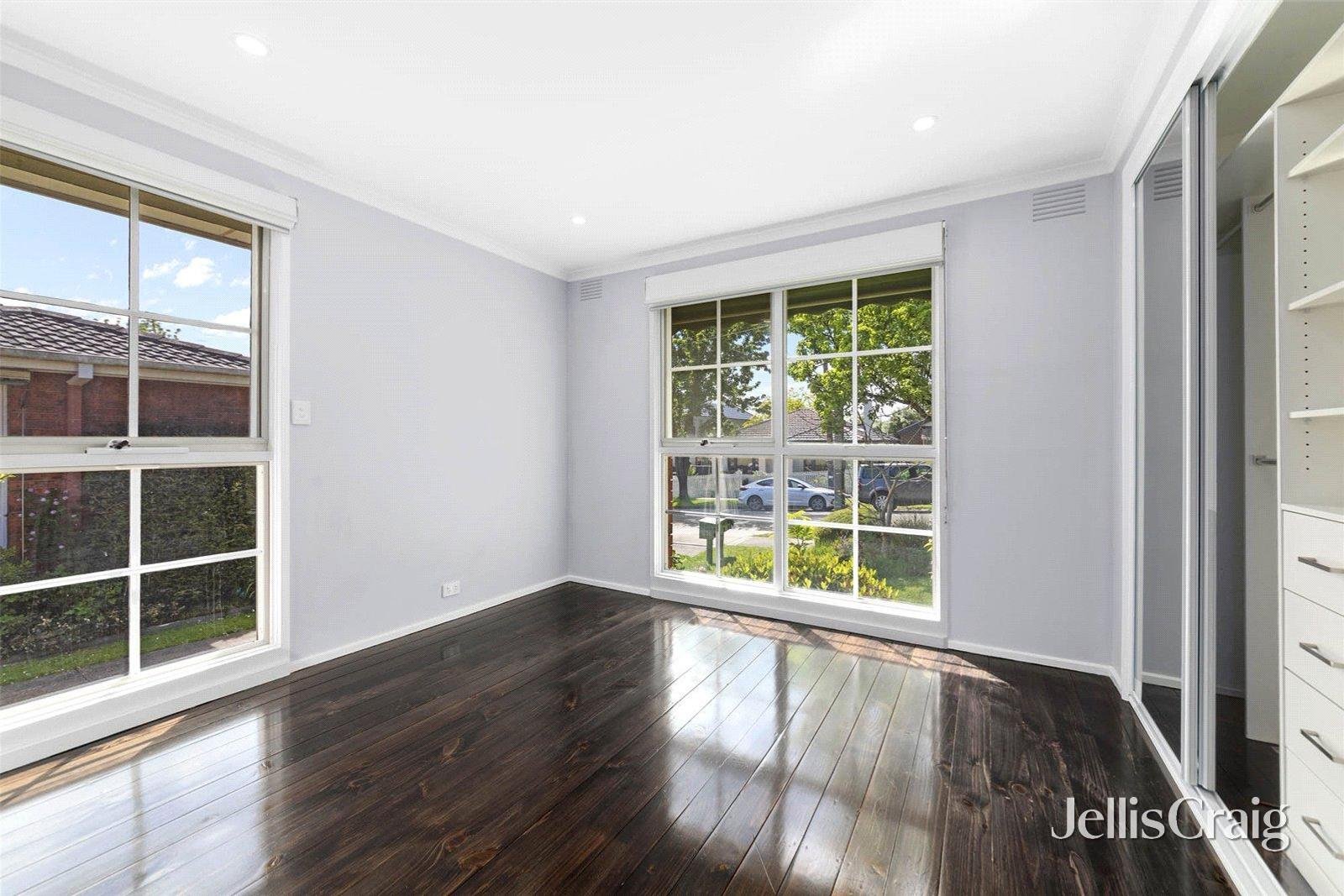 1/7 View Street, Surrey Hills image 4