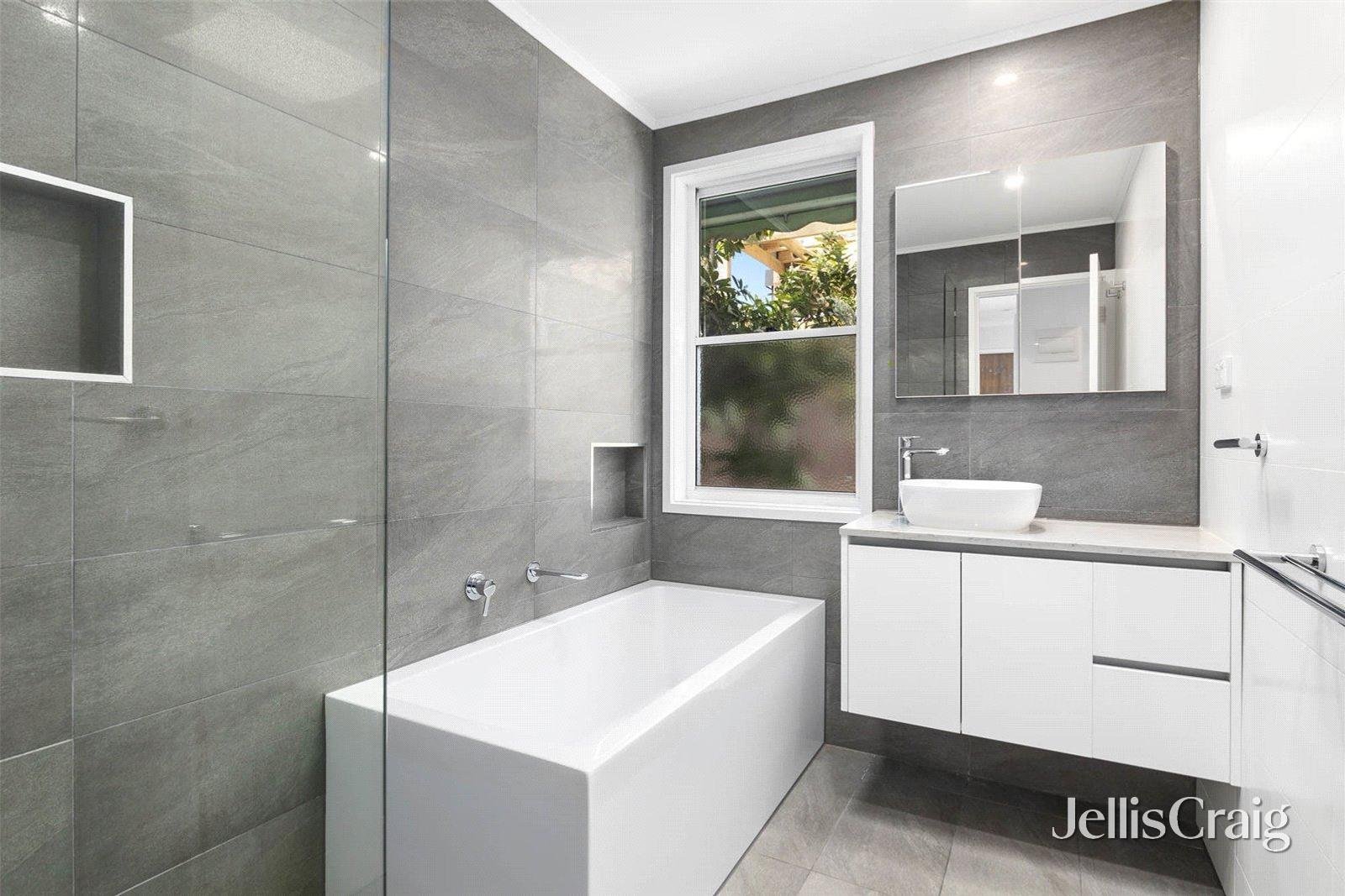 1/7 View Street, Surrey Hills image 5